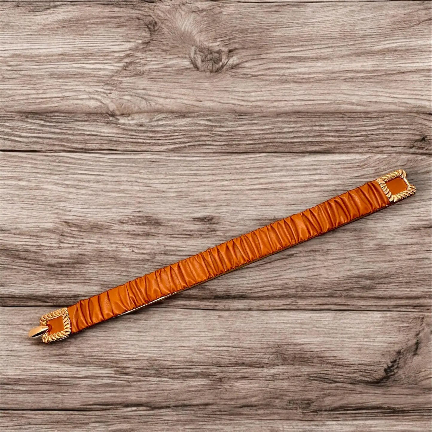cintura elasticizzata color cammello con doppia fibbia in oro