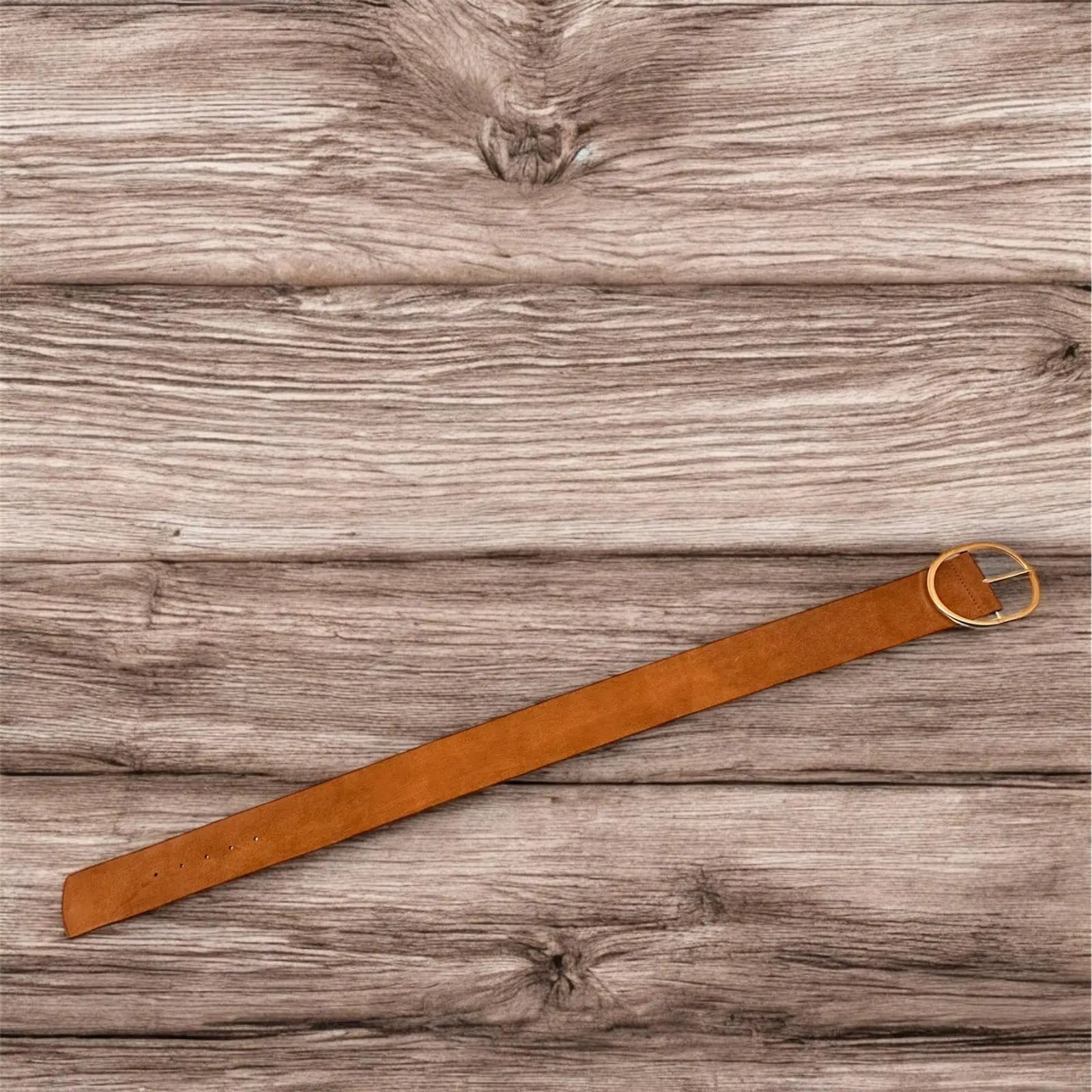 cintura in pelle color cammello, un accessorio adatto per essere indossato con un abito e dare al tuo outfit un tocco di frizzantezza