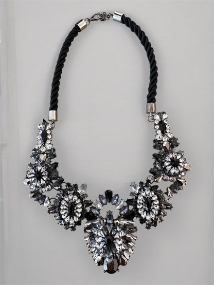 collana di Design artigianale con struttura rigida flessibile, Base in tessuto nero intrecciato, comoda da indossare, Ricamo centrale con pietre a specchio e cristalli sfaccettati,  Giochi di luce nero, argento e ghiaccio, Chiusura regolabile con gancio in metallo