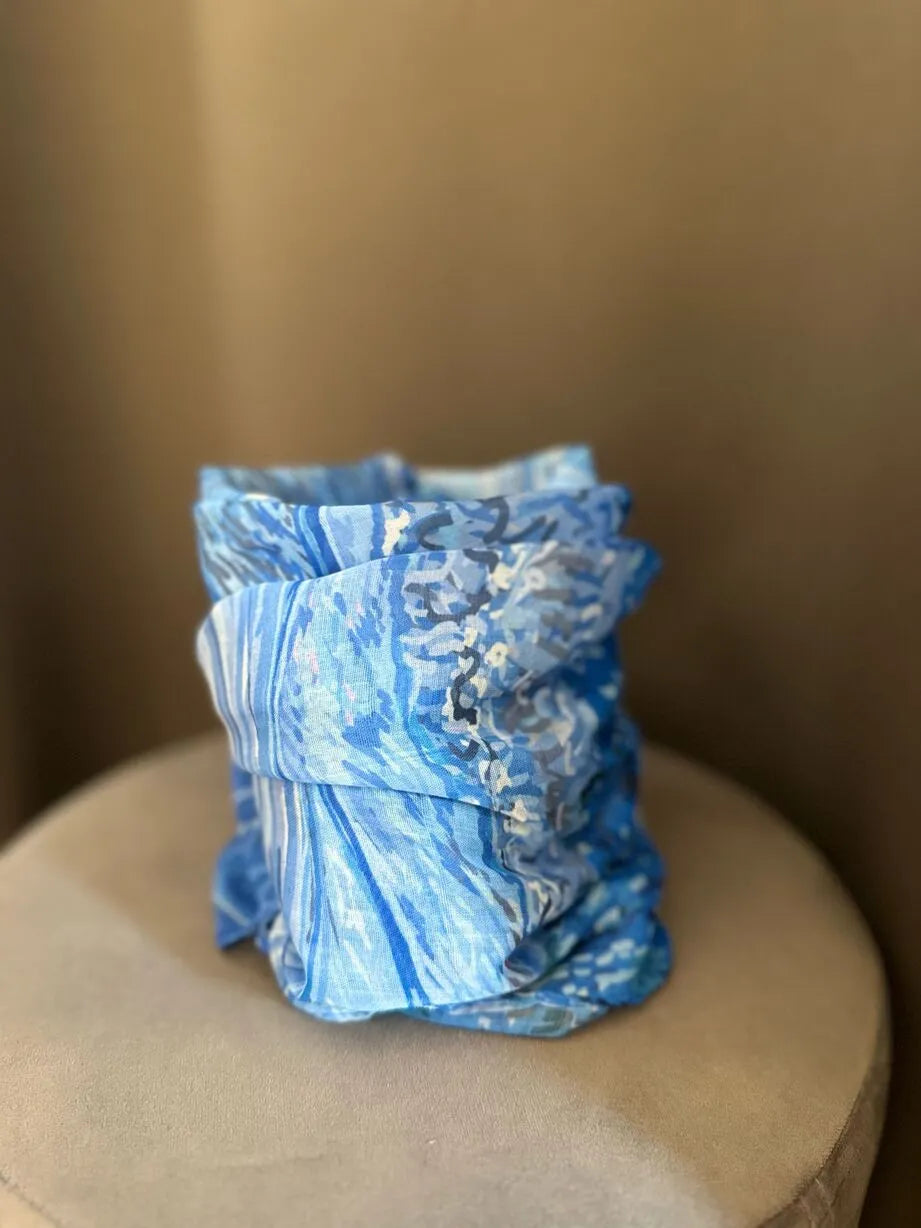 foulard in viscosa in fantasia onda con toni blu scuro, carta da zucchero e bianco. Accessorio perfetto come foulard, pareo da mare, coprispalle, accessorio per borsa e cintura
