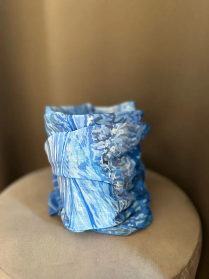 foulard in viscosa in fantasia onda con toni blu scuro, carta da zucchero e bianco. Accessorio perfetto come foulard, pareo da mare, coprispalle, accessorio per borsa e cintura