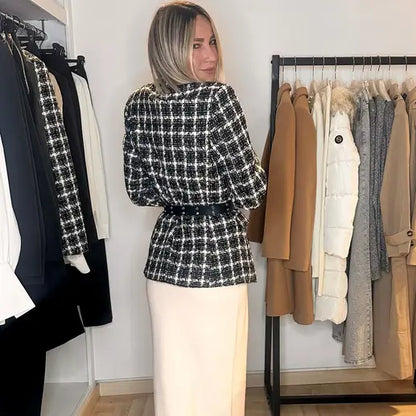 giacca color bianco e nero con cintura nera e gonna bianca 