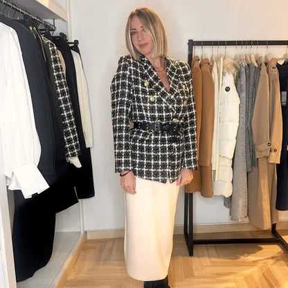 giacca elegante tweed abbinata a gonna bianca  firenze