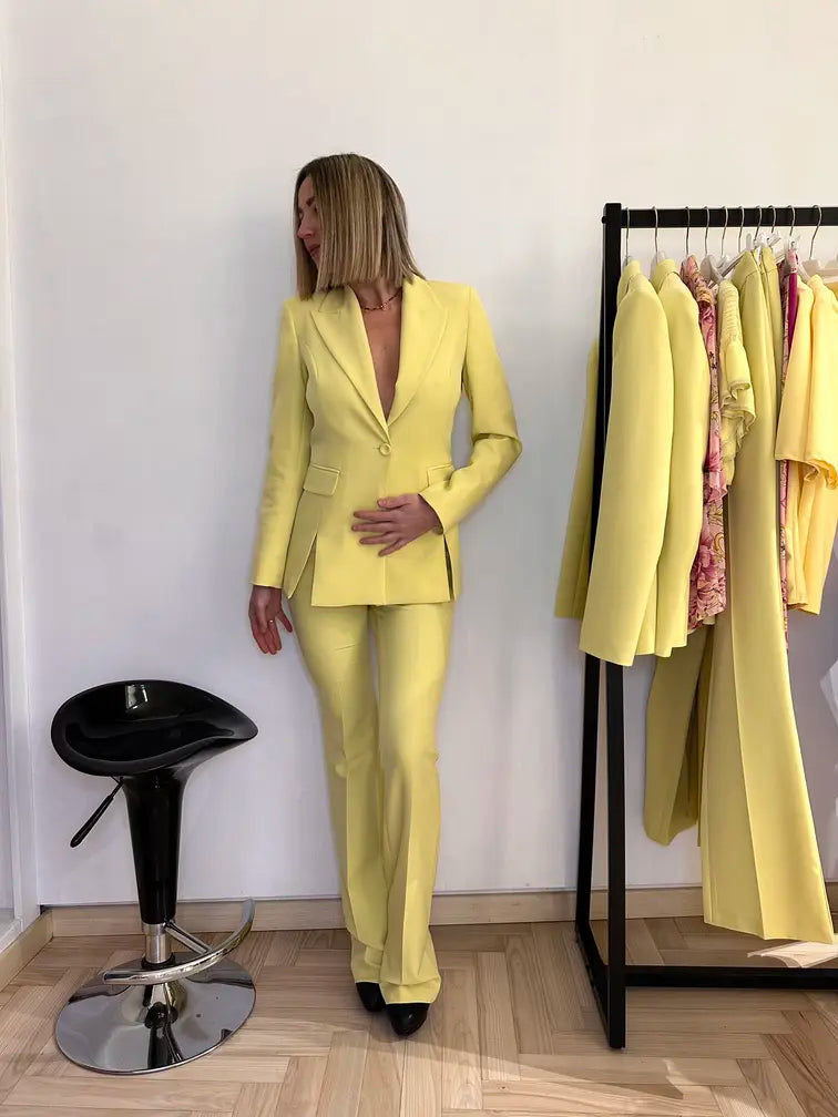 ragazza con , giacca sartoriale monopetto e pantalone slim fit, giallo cedro collezione elegante Claset Firenze 
