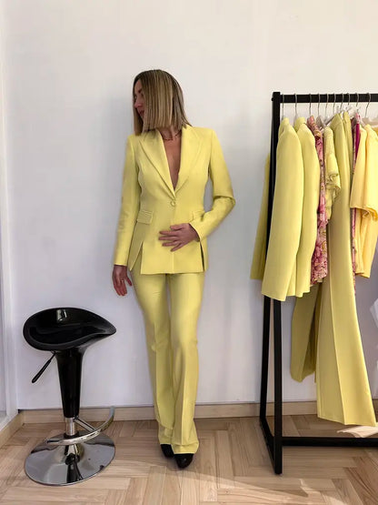 ragazza con , giacca sartoriale monopetto e pantalone slim fit, giallo cedro collezione elegante Claset Firenze 