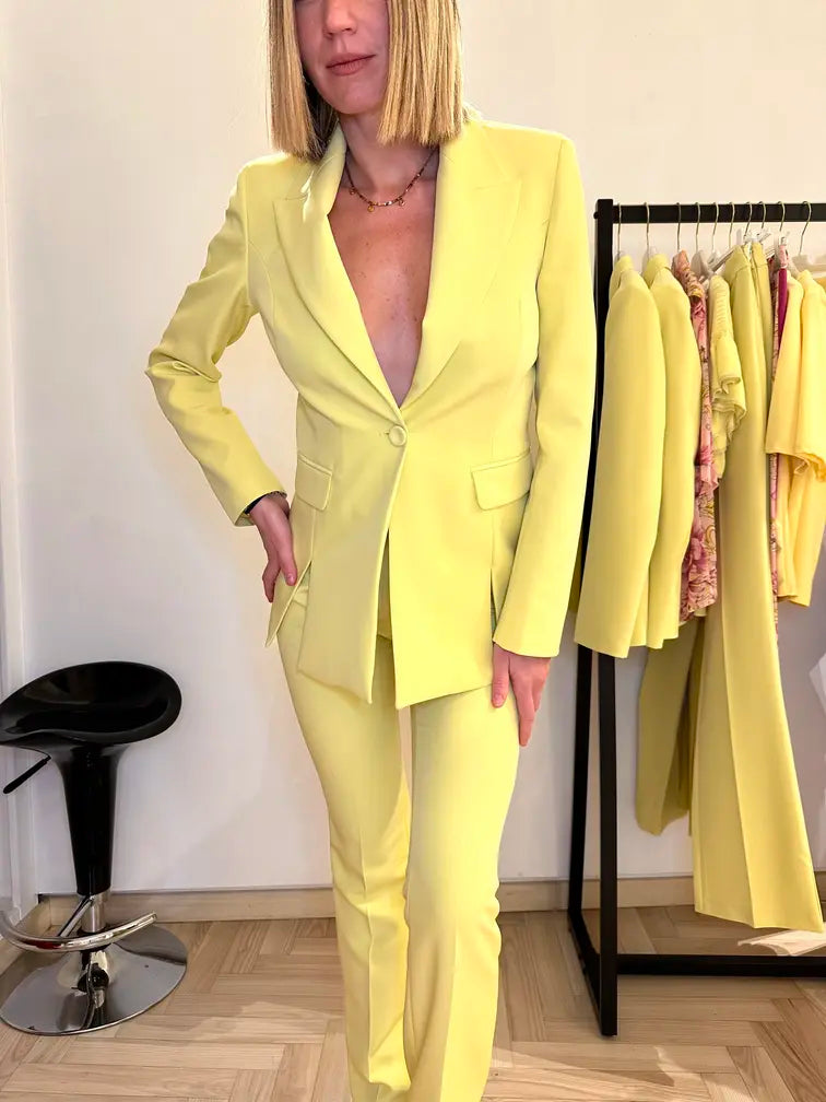 Donna con giacca monopetto giallo cedro,  collezione moda elegante Claset Firenze primavera estate.