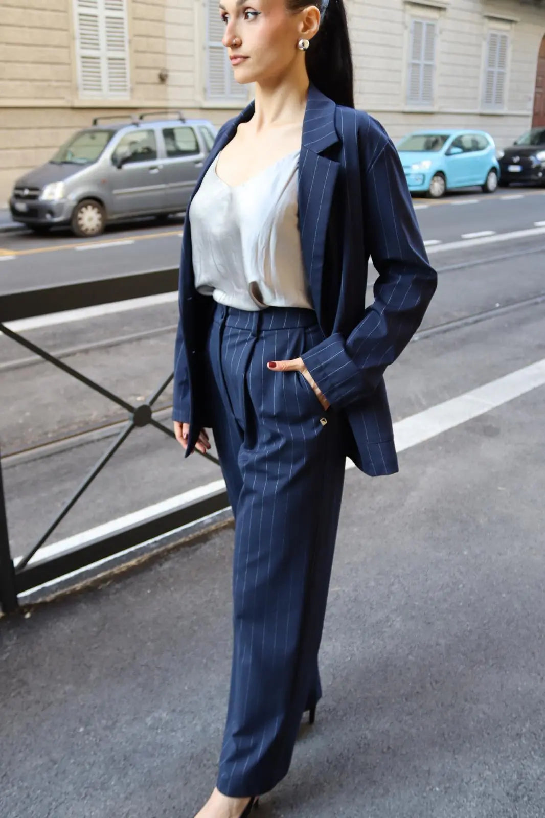 modella che indossa una giacca blu doppiopetto gessata in centro a firenze