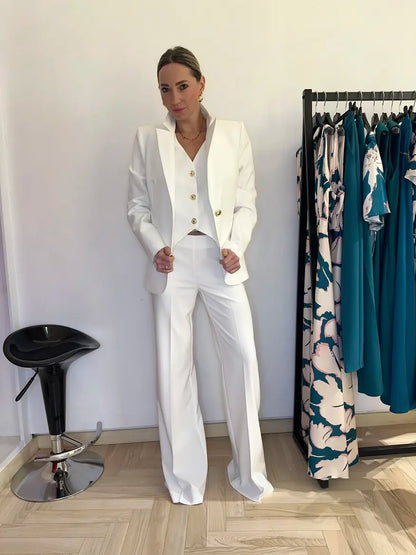 Giacca monopetto color bianco indossato da modella sorridente in negozio Claset Firenze, un capo perfetto per una cerimonia o una tua laurea