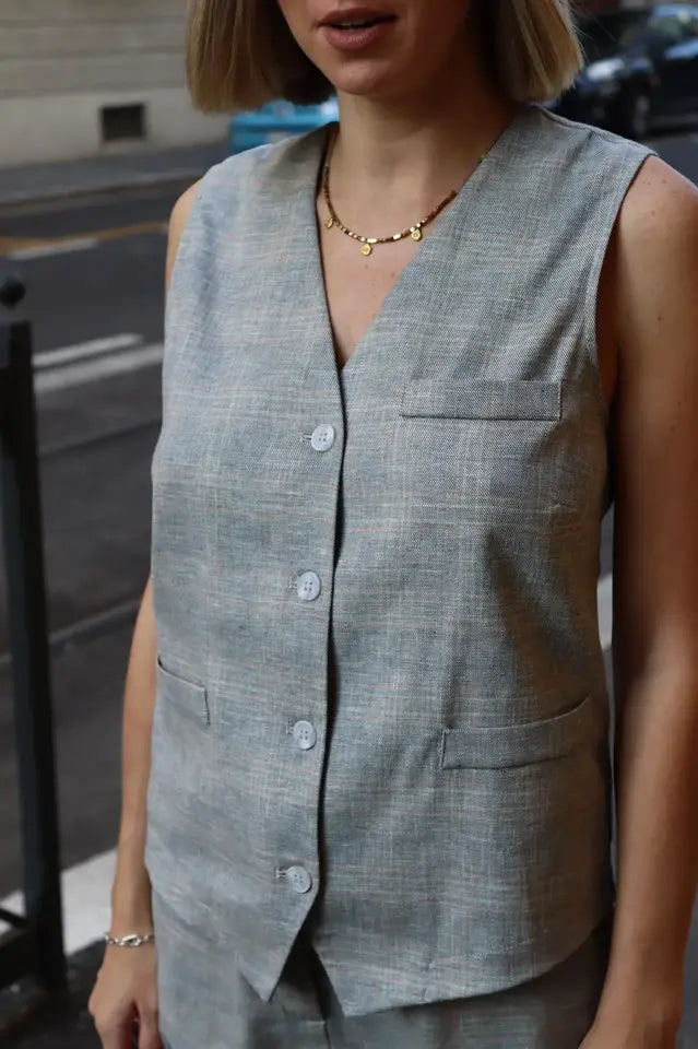 modella bionda che indossa un gilet alla scozzese in centro a firenze. Un capo perfetto per ogni occasione. a quelo più elegante a quello più casual