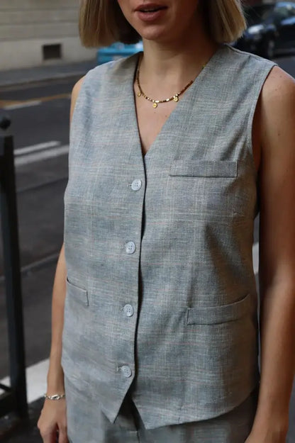 modella bionda che indossa un gilet alla scozzese in centro a firenze. Un capo perfetto per ogni occasione. a quelo più elegante a quello più casual