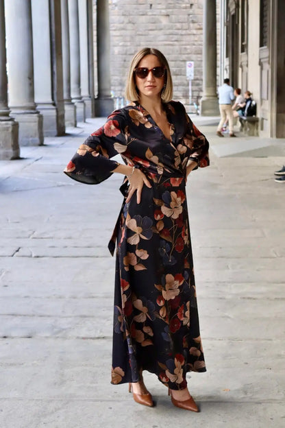 modella bionda che indossa agli uffizi un kimono a base nera on fiori dorati e blu, un capo perfetto per un evento elegante