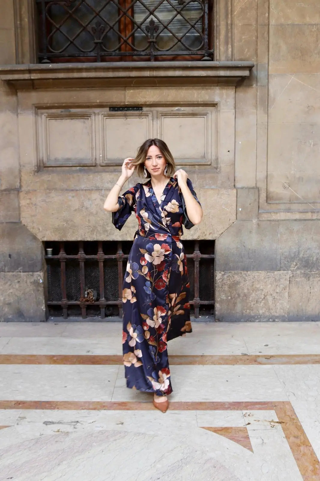 modella bionda che indossa a firenze un kimono lungo di seta a fiori