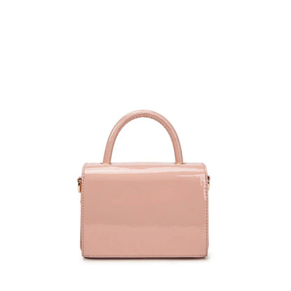 borsa piccola laccata color cipria elegante, adatta per un aperitivo con amiche 