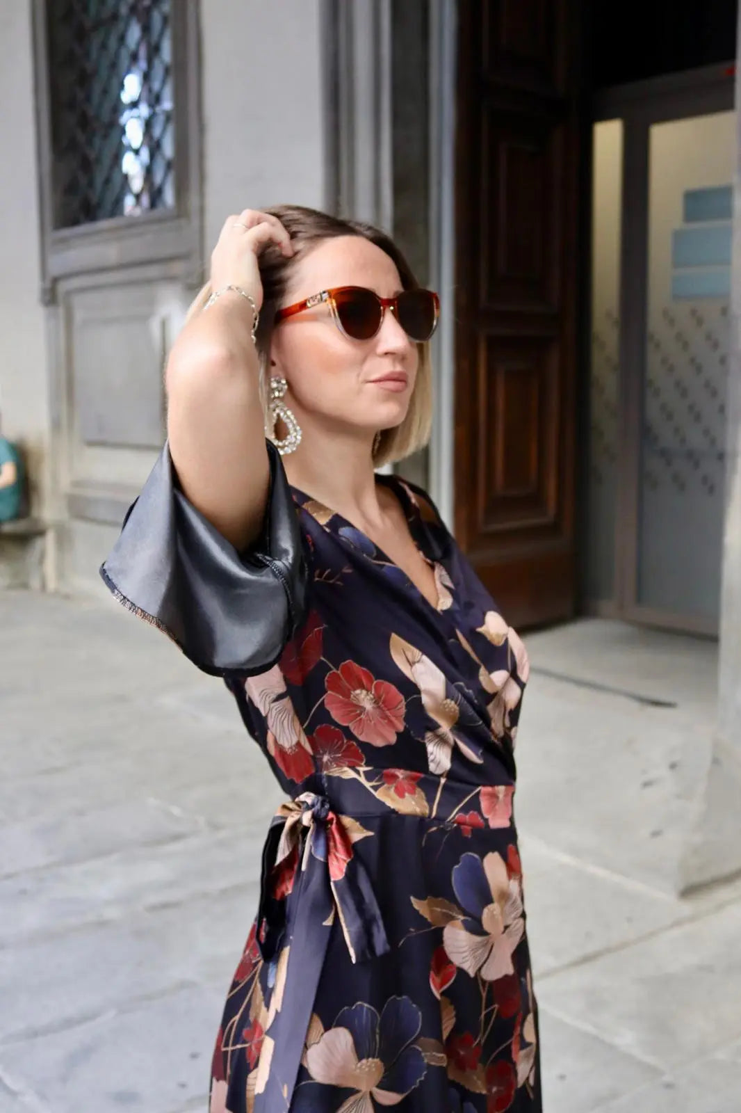 modella che indossa un paio di occhiali da sole marroni con dettagli tartarugati tondi