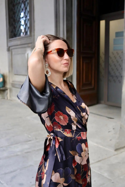 modella che indossa un paio di occhiali da sole marroni con dettagli tartarugati tondi