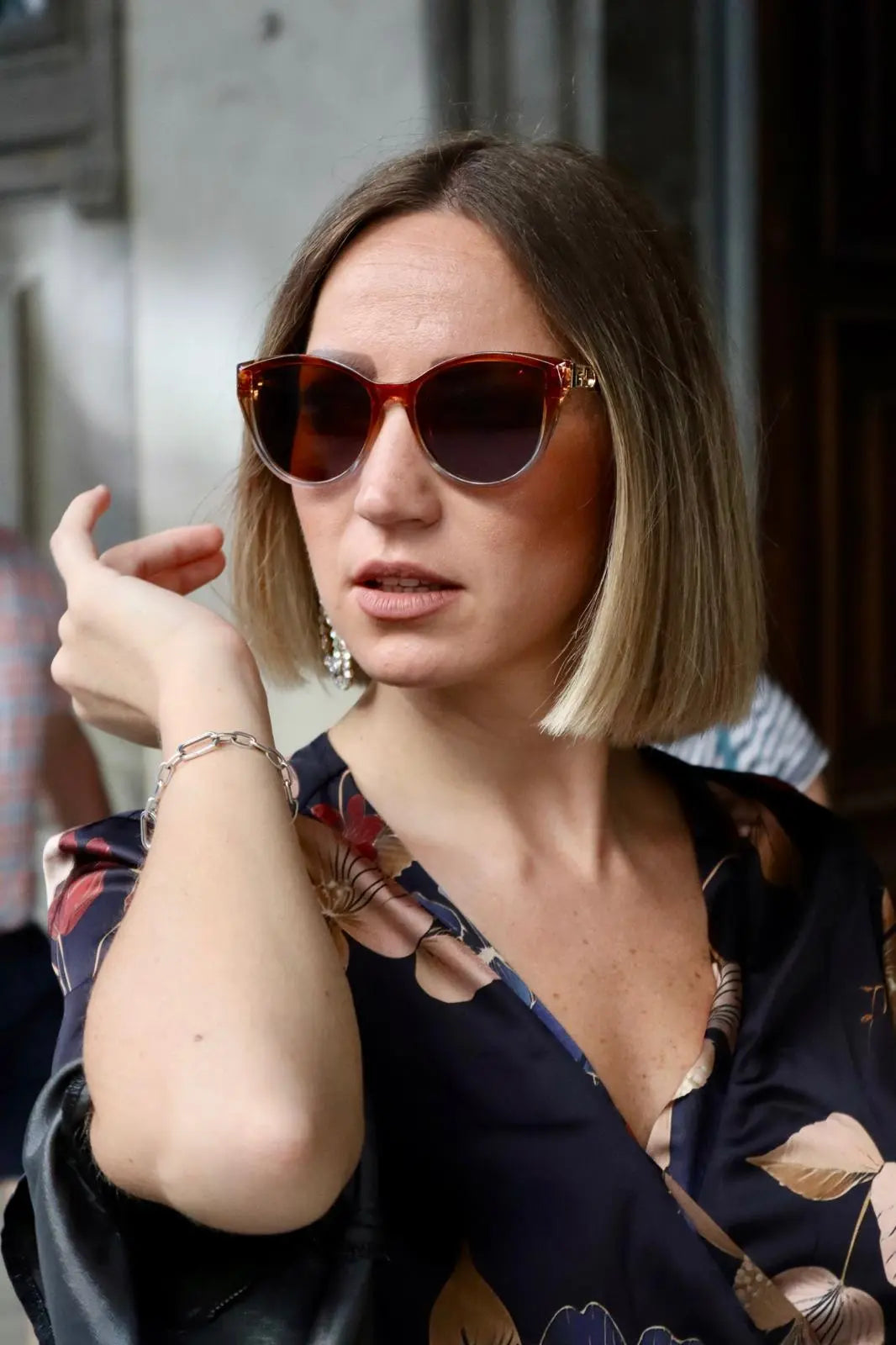 modella che indossa un occhiale da sole marrone in centro a firenze