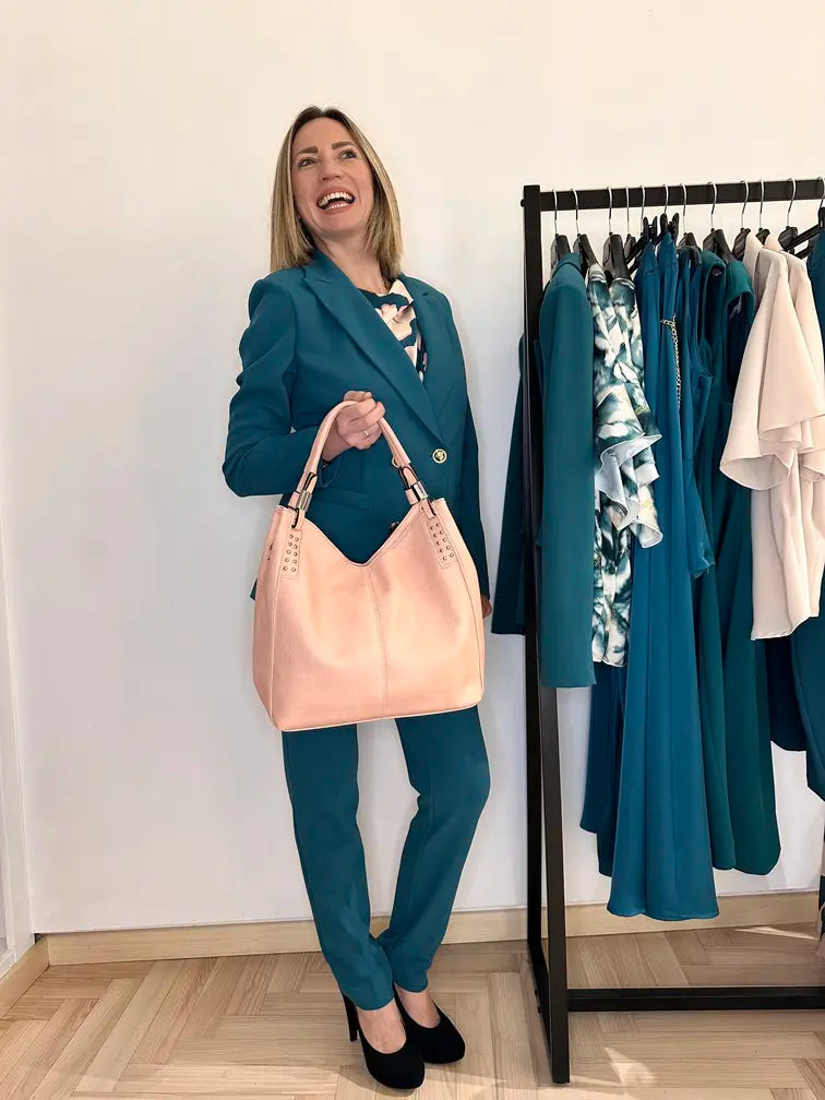 Outfit primaverile con blusa in raso fantasia floreale rosa e verde, abbinata a pantaloni coordinati e borsa pastello – total look chic di Claset