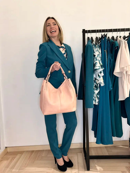 Outfit primaverile con blusa in raso fantasia floreale rosa e verde, abbinata a pantaloni coordinati e borsa pastello – total look chic di Claset