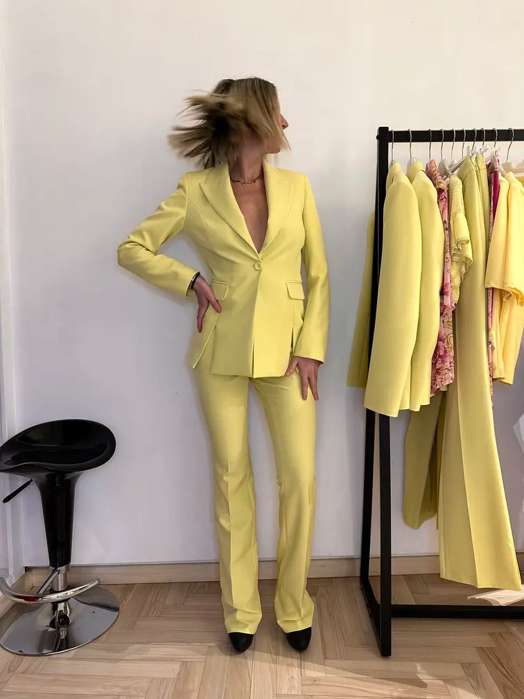 Pantalone a zampa giallo cedro donna elegante – look moderno con taglio sartoriale, stile primavera estate 2025 Claset Firenze.