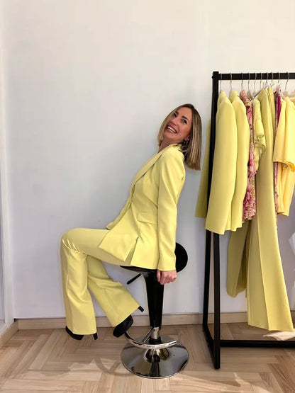 Outfit con pantalone a zampa giallo cedro – stile raffinato e confortevole donna primavera 2025 Claset Firenze