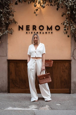 pantalone a vita alta bianco abbinato con la sua camicia in tessuto 