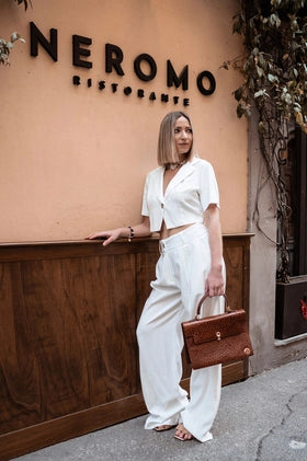 modella che veste un pantalone a palazzo a vita alta 