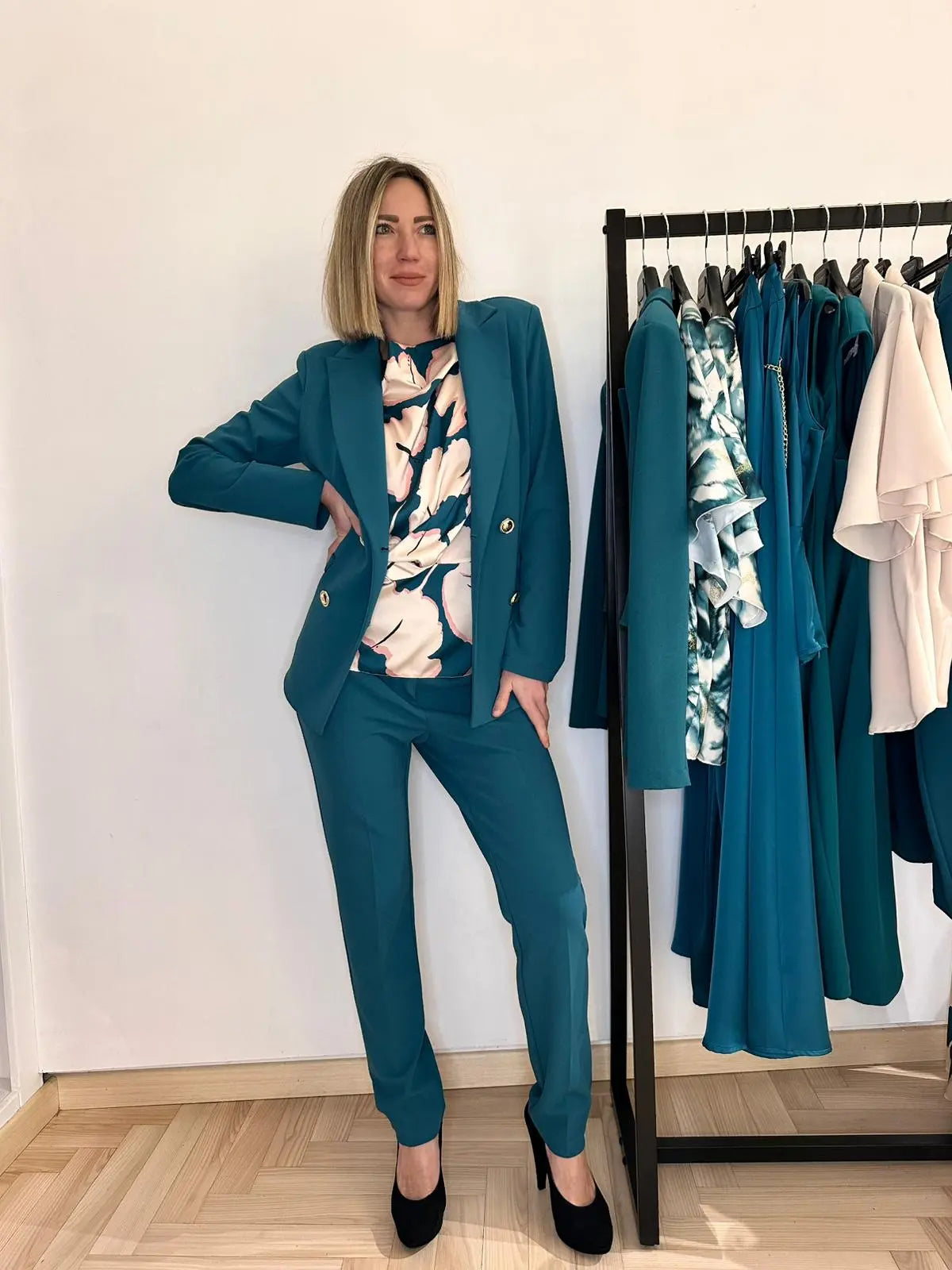 Pantalone elasticizzato verde reale adatto per una cerimonia se abbinato cpon una blusa effetto satinato
