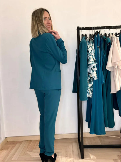 Pantalone a sigaretta verde reale adatto per un outfit sia da giorno che da sera 
