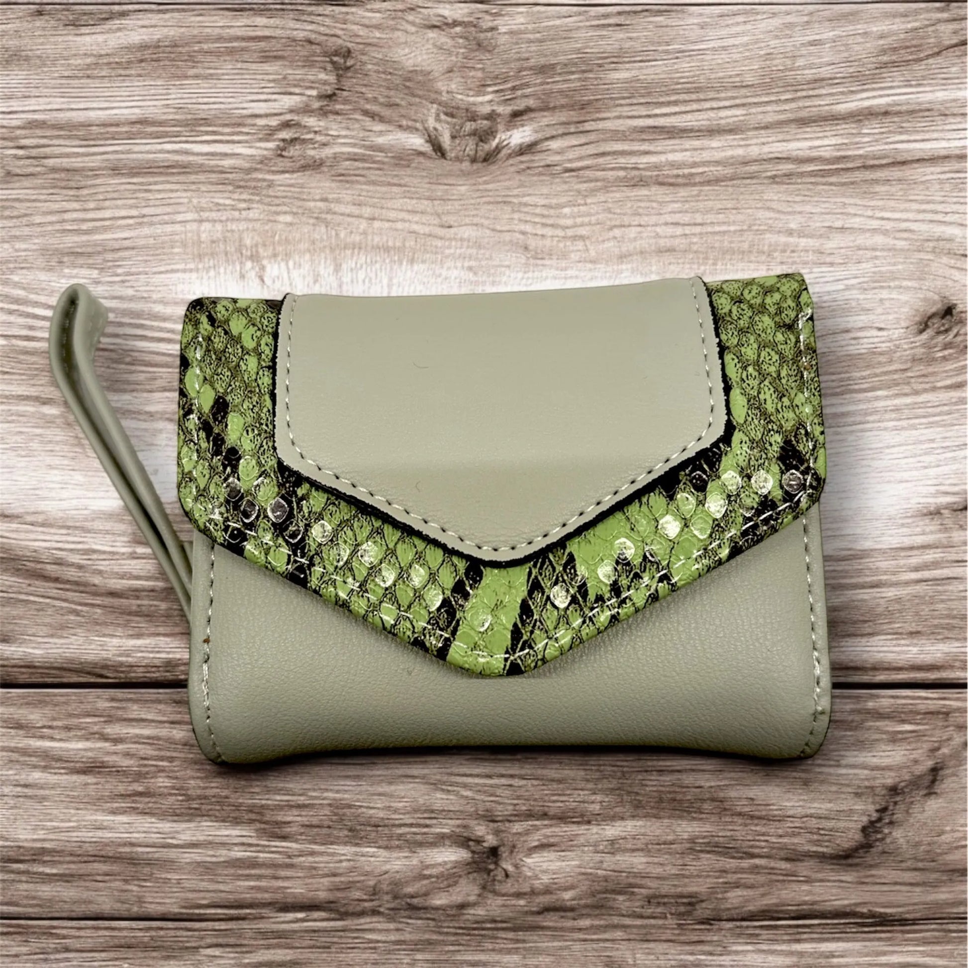 portafoglio piccolo con patta zebrata verde