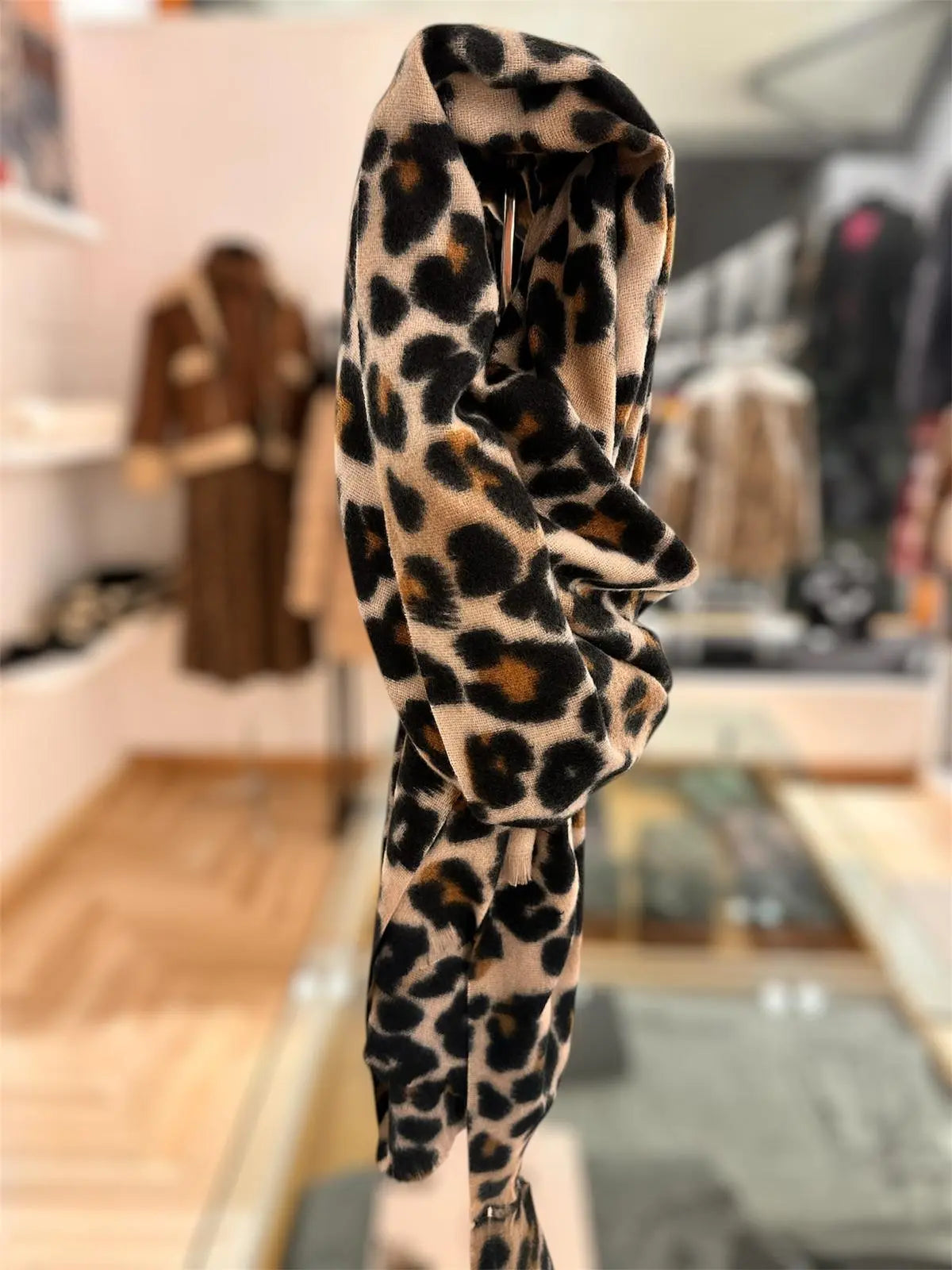 sciarpa morbida leopardata, adatta per una giornata fredda in cui vuoi dare vivacità al tuo outfit