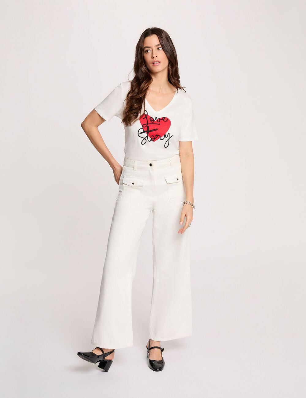 t-shirt a maniche corte con il dettaglio cuore frontale e scritta love story, 100% cotone, collezione primavera/estate 2026 firenze