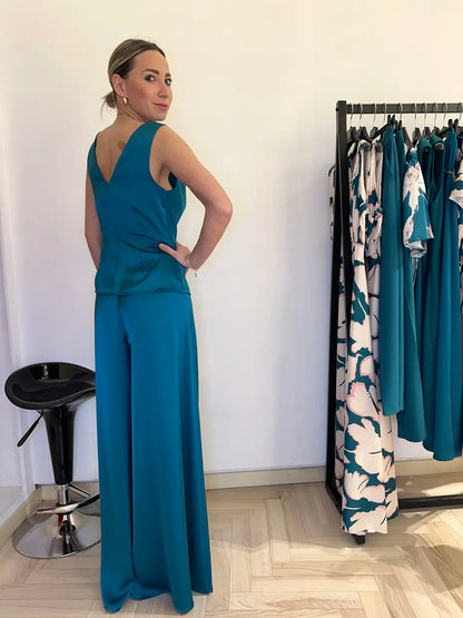 blusa con doppio scollo a V in raso, un capo perfetto per una cerimonia o una laurea primaverile