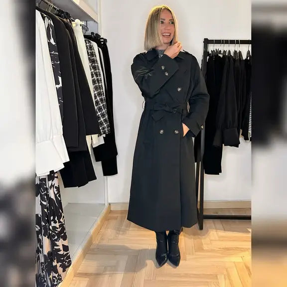 Foto di un trench nero lungo elegante in vendita a firenze