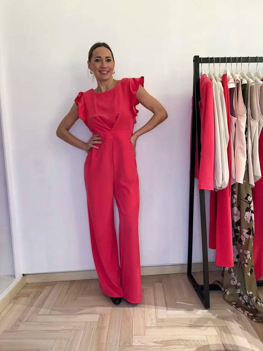 elegante tuta a a palazzo indossata dalla sorridente modella in negozio Claset. Un capo adatto per un evento speciale come matrimonio o laurea