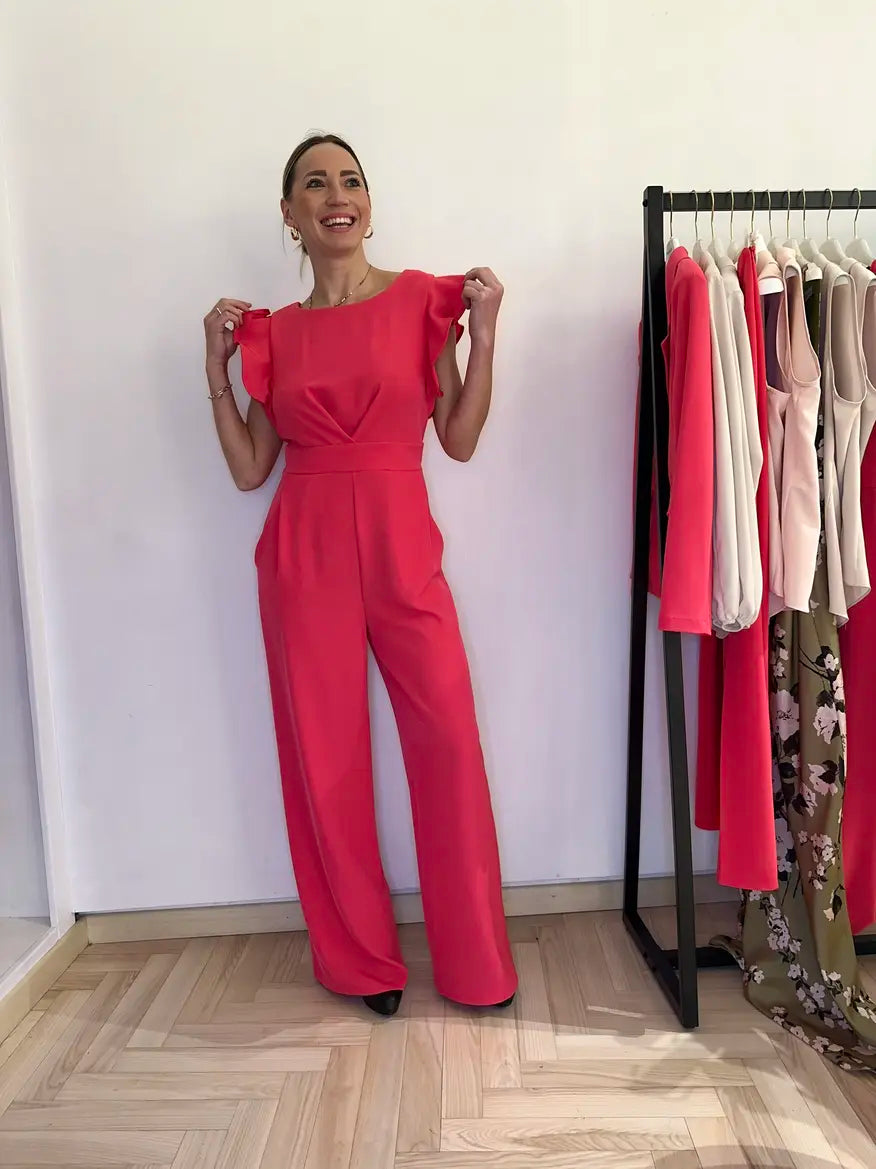 tuta di color fuxia e roche sulle maniche, un capo perfetto per una serata d'estate se abbinato con un sandalo, capo indossato dalla modella in boutique claset firenze