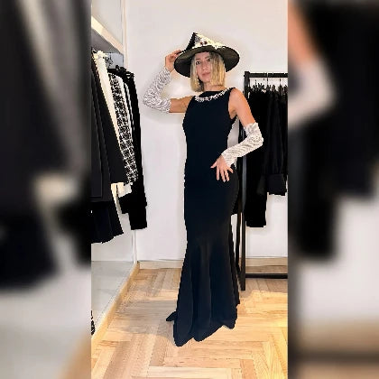 vestito lungo  nero che aderisce alle forme femminili